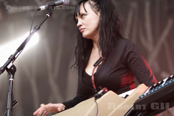 QUEENS OF THE STONE AGE - 2005-08-25 - SAINT CLOUD - Domaine National - Grande Scene - Natasha Shneider